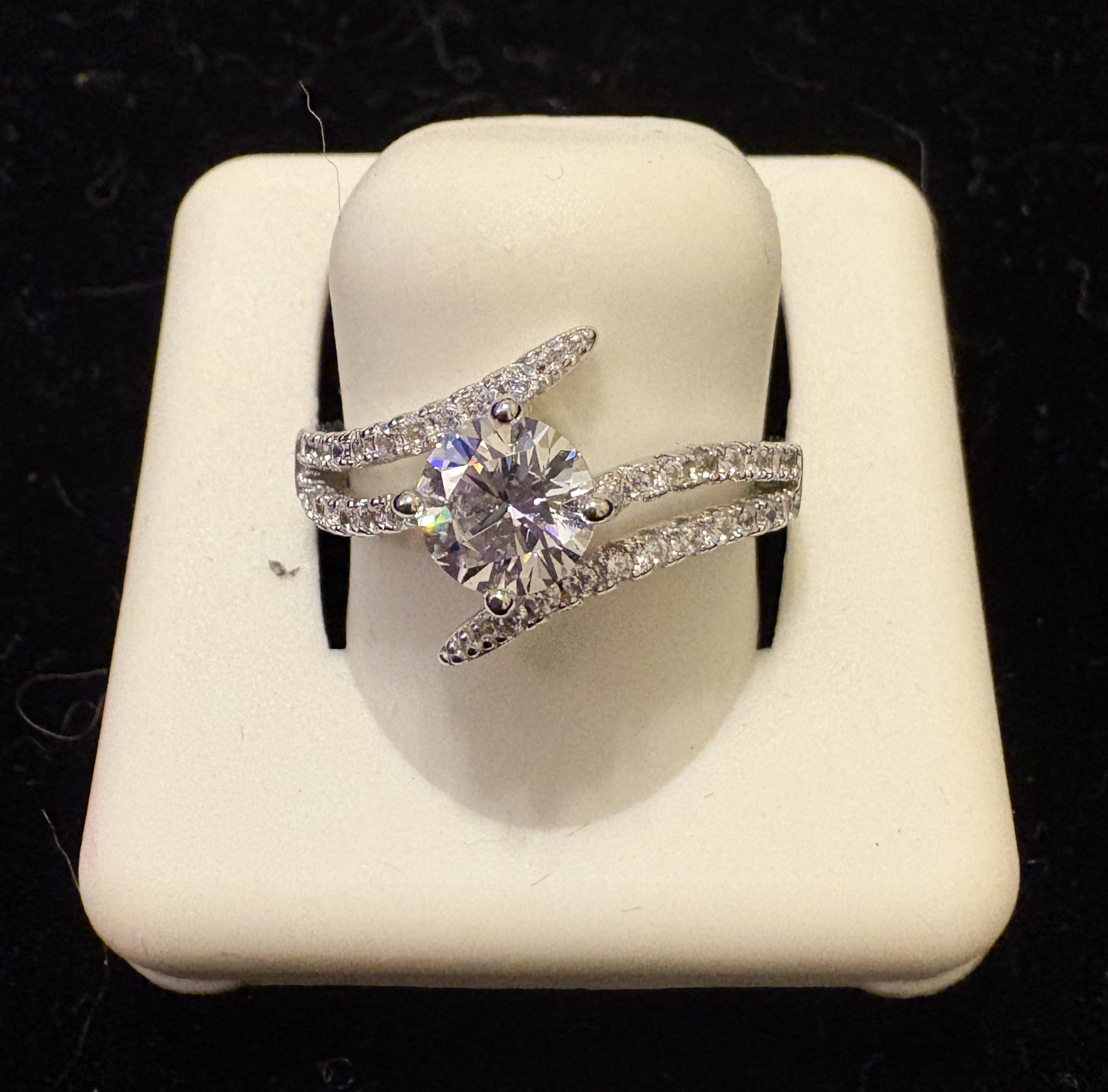 .925 Sterling Silver Cubic Zirconia Floral shaped Ring with Baguettes Size 6. 1/2 cm . NWT (J51)