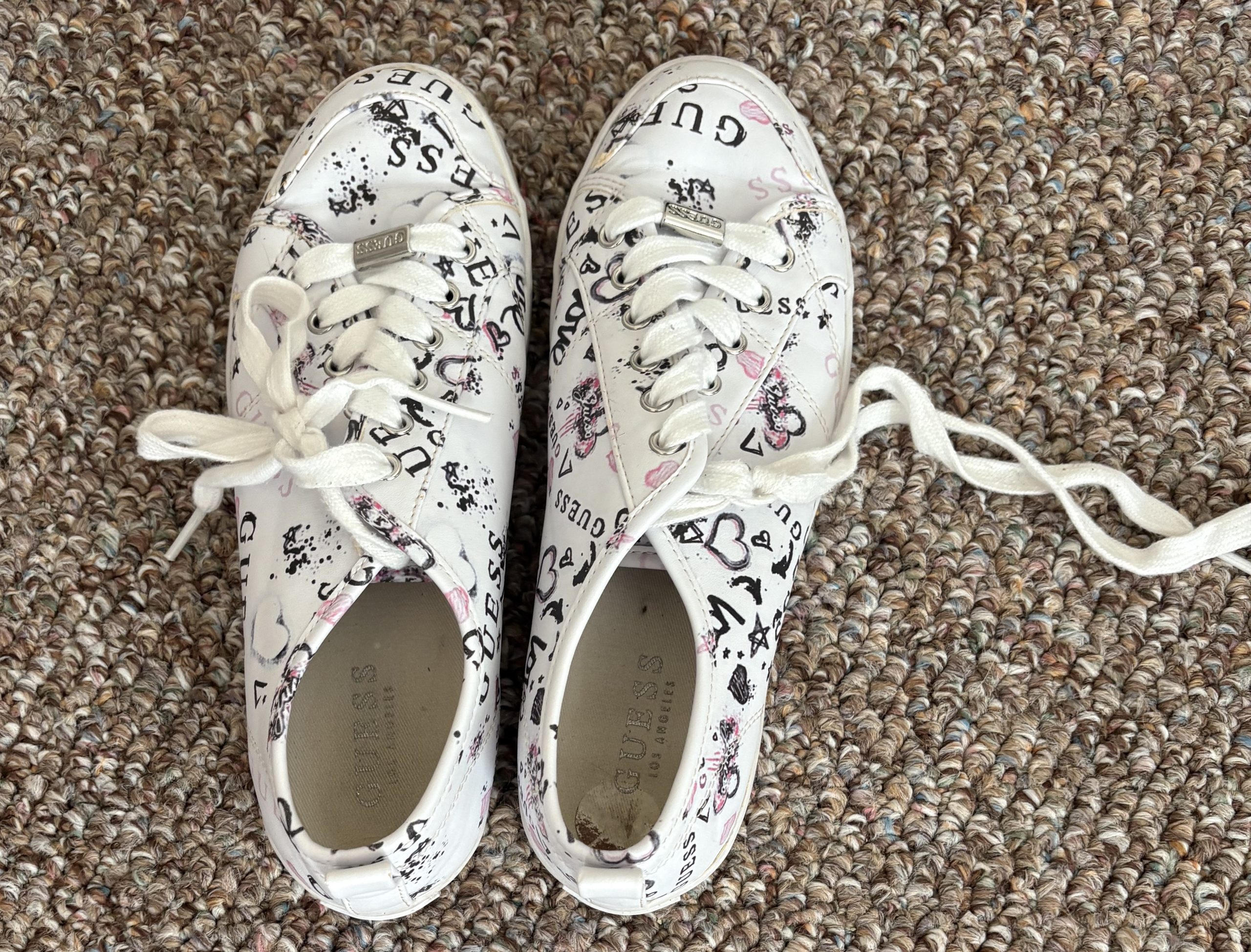 GUESS SNEAKERS size 8 barely worn (A45)