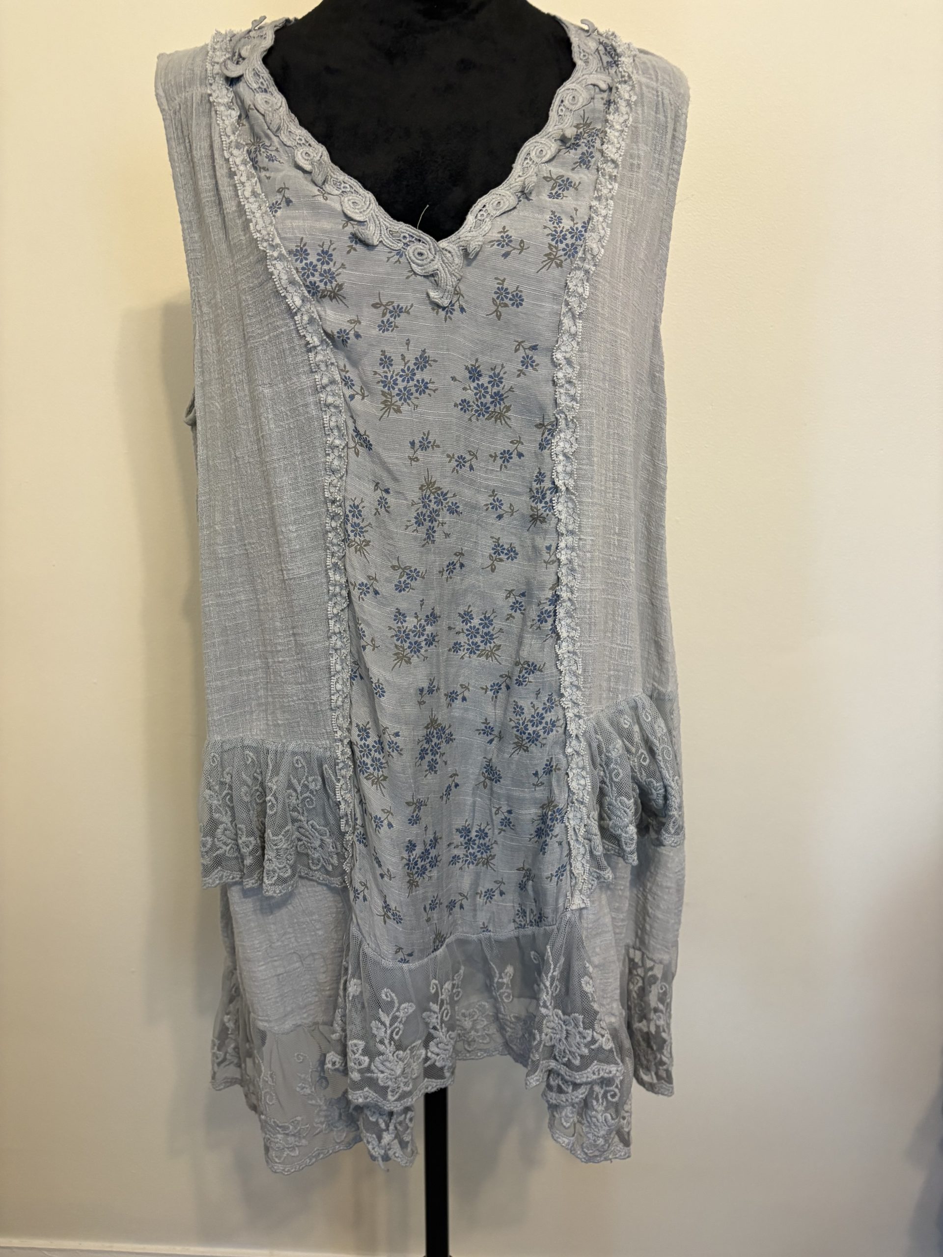 BOHO CHIC Pretty Angel Spring Grey Sleeveless Tunic & Floral Lace High Lo Tunic size L. NWT. 61700 (A52)
